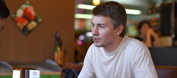 Российский футбольный комментатор Владимир Стогниенко во время интервью - Sputnik Кыргызстан