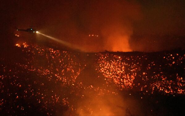 Крупный пожар в городе Калабасас, США - Sputnik Кыргызстан