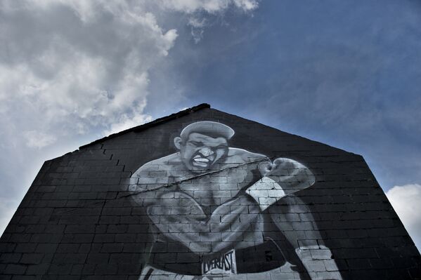Легендарлуу боксчу Мухаммед Али өткөн жумада 75 жаш курагында Финикстеги (АКШ) ооруканадан каза тапты. Мухаммед Али (чыныгы аты — Кассиус Клей) бокс тарыхындагы эң белгилүү спортчу. Ал оор салмак боюнча дүйнө чемпиону (1964-1966, 1974-1978), жылдын боксчусу жана 10 жылдын мыкты мушкери наамдарынын беш жолку ээси - Sputnik Кыргызстан