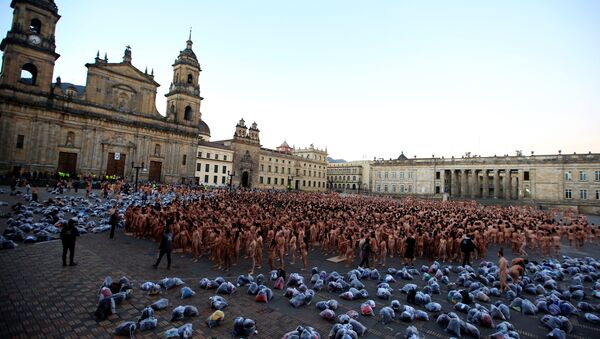 Флешмоб обнаженных людей, с участием около десяти тысяч человек на площади Боливара в центре столицы Колумбии — Боготы - Sputnik Кыргызстан