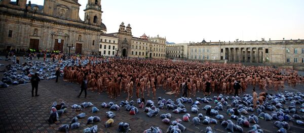 Флешмоб обнаженных людей, с участием около десяти тысяч человек на площади Боливара в центре столицы Колумбии — Боготы - Sputnik Кыргызстан