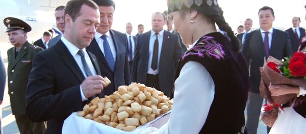 Медведев пробовал боорсоки и благодарил за цветы — встреча в аэропорту - Sputnik Кыргызстан