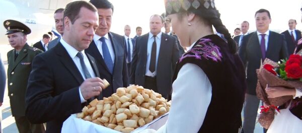 Дмитрий Медведевди ;Манас аэропортунан боорсок жана гүл менен тосуп алды - Sputnik Кыргызстан
