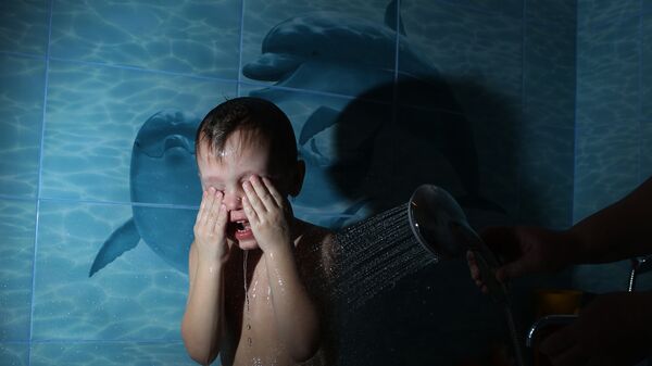 Ребенок моется в ванной. Архивное фото - Sputnik Кыргызстан
