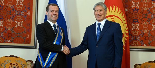 КР президенти Алмазбек Атамбаев расмий иш сапар менен келген Россиянын премьер-министри Дмитрий Медведев менен жолукту - Sputnik Кыргызстан