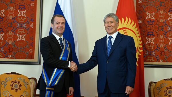 Президент Алмазбек Атамбаев и председатель правительства России Дмитрий Медведев. - Sputnik Кыргызстан