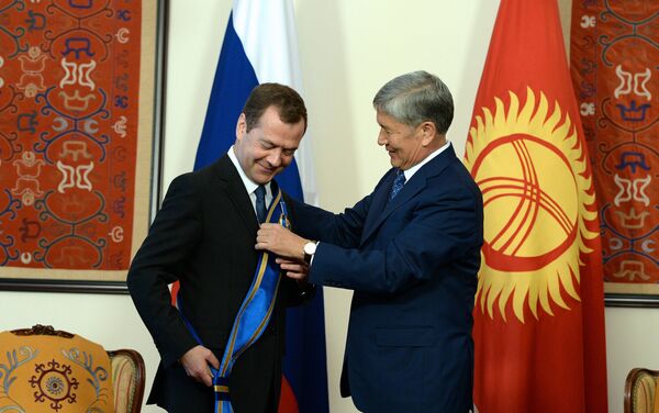Президент Алмазбек Атамбаев встретился с председателем правительства России Дмитрием Медведевым, прибывшим в Кыргызстан с официальным визитом. - Sputnik Кыргызстан