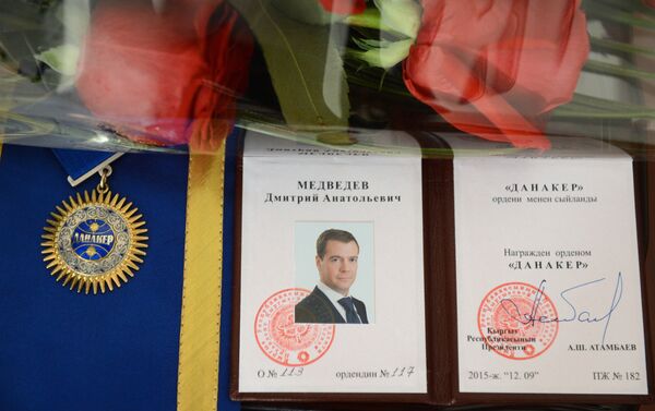 Глава КР поблагодарил российского премьера за большой вклад в укрепление двусторонних отношений. - Sputnik Кыргызстан
