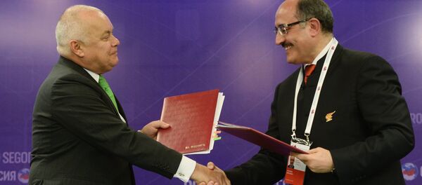 Генеральный директор МИА Россия сегодня Дмитрий Киселев (слева) и председатель совета директоров медиагруппы Al Mayadeen TV Гассан Бен Джиддоу (Ливан). - Sputnik Кыргызстан