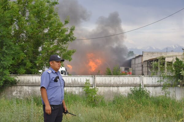Пожар бензовоза на улице Фучика — по дороге в аэропорт Манас - Sputnik Кыргызстан