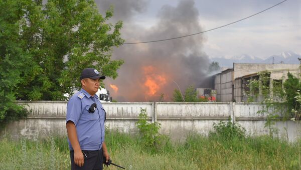 Сотрудник пожарной службы на месте горящего бензовоза на улице Фучика — по дороге в аэропорт Манас. - Sputnik Кыргызстан