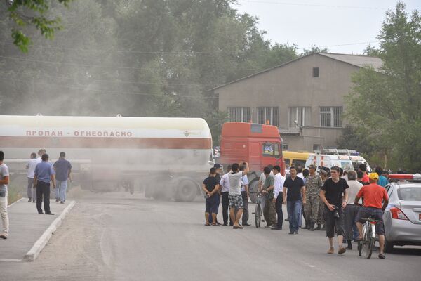Пожар бензовоза на улице Фучика — по дороге в аэропорт Манас - Sputnik Кыргызстан