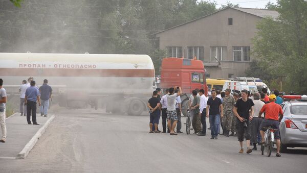 Сотрудники пожарной службы на месте пожара газовоза - Sputnik Кыргызстан