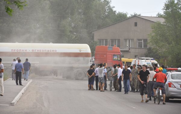 Очевидцы рассказывают, что на месте происшествия слышны звуки взрывов. Черный дым видно даже из центра столицы. - Sputnik Кыргызстан