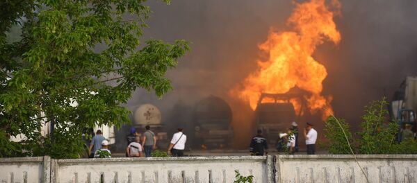 Сотрудник пожарной службы на месте горящего бензовоза на улице Фучика — по дороге в аэропорт Манас. - Sputnik Кыргызстан