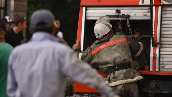 Сотрудник пожарной службы на месте горящего бензовоза на улице Фучика — по дороге в аэропорт Манас - Sputnik Кыргызстан