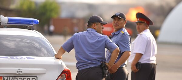 Газ ташуучу унаанын жарылып кеткен жерде милиция кызматкерлери. Архив Газ ташуучу унаанын жарылып кеткен жерде милиция кызматкерлери. Архив - Sputnik Кыргызстан