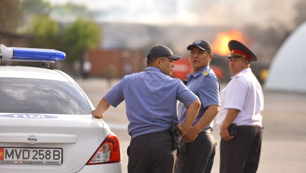 Сотрудники правоохранительных органов на месте горящего бензовоза на улице Фучика — по дороге в аэропорт Манас. - Sputnik Кыргызстан