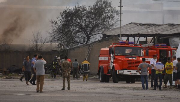 Пожарная служба на месте горящего бензовоза на улице Фучика. Архив - Sputnik Кыргызстан