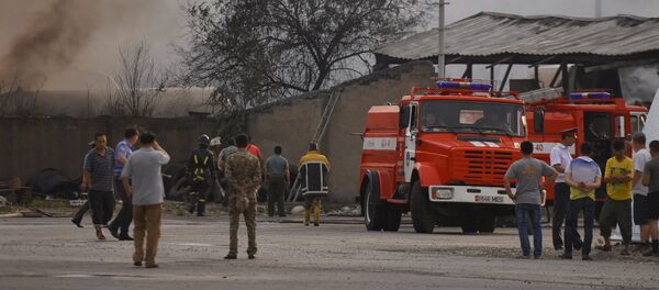 Пожарная служба на месте горящего бензовоза на улице Фучика — по дороге в аэропорт Манас. - Sputnik Кыргызстан