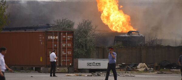 Сотрудники правоохранительных органов на месте горящего бензовоза на улице Фучика — по дороге в аэропорт Манас. - Sputnik Кыргызстан