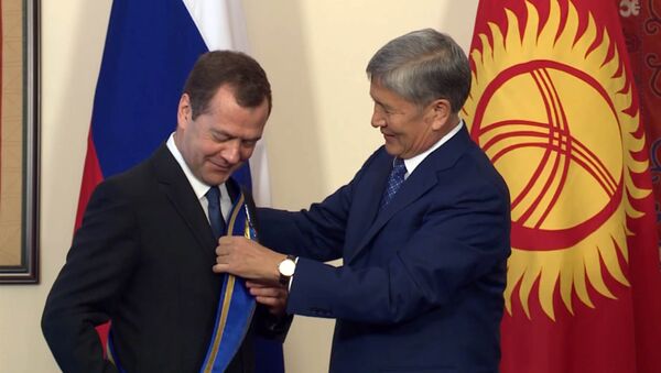 Атамбаев наградил Медведева одной из высших наград КР — орденом Данакер - Sputnik Кыргызстан