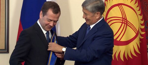 Атамбаев наградил Медведева одной из высших наград КР — орденом Данакер - Sputnik Кыргызстан