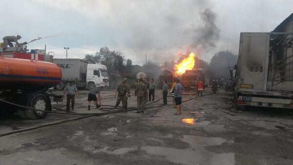 Сотрудники МЧС на месте пожара бензовоза на улице Фучика — по дороге в аэропорт Манас - Sputnik Кыргызстан