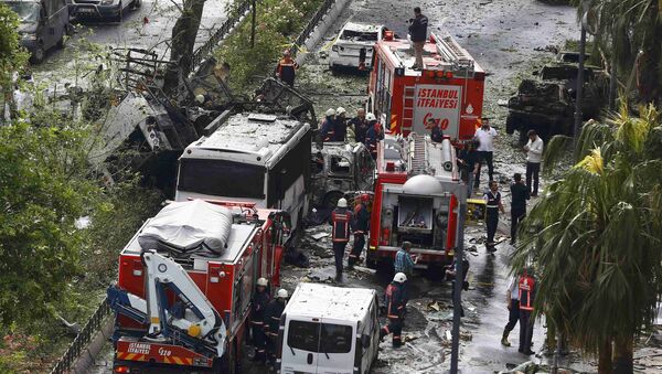 Пожарные и спасатели на месте взрыва неподалеку от автобусной остановки в Стамбуле - Sputnik Кыргызстан