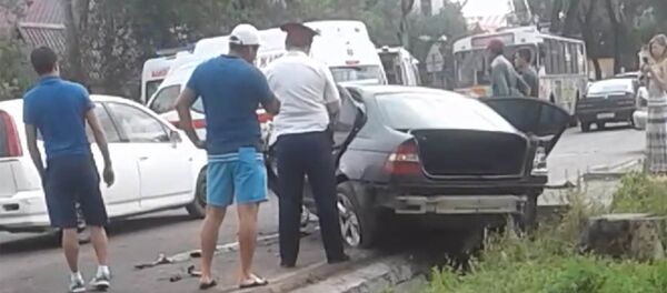 Күбө кырсыктан унаанын мотору жулунуп, өтүп бараткан кызга тийгенин тартып алган - Sputnik Кыргызстан