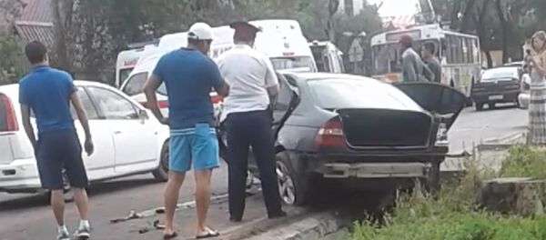 Очевидец сняла последствия ДТП с вырванным мотором, попавшим в пешеход - Sputnik Кыргызстан