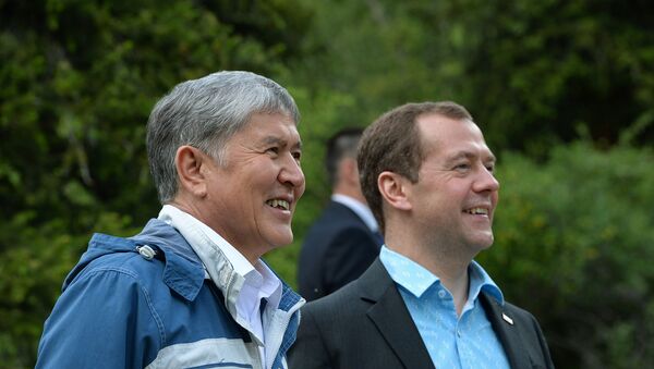 Президент Кыргызстана Алмазбек Атамбаев и глава правительства России Дмитрий Медведев. Архивное фото - Sputnik Кыргызстан
