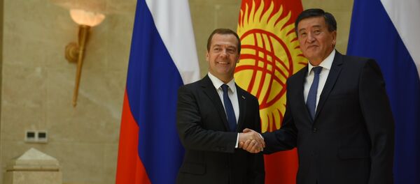 Председатель правительства России Дмитрий Медведев (слева) и премьер-министр Кыргызской Республики Сооронбай Жээнбеков на церемонии официальной встречи в государственной резиденции Ала-Арча в Бишкеке. - Sputnik Кыргызстан