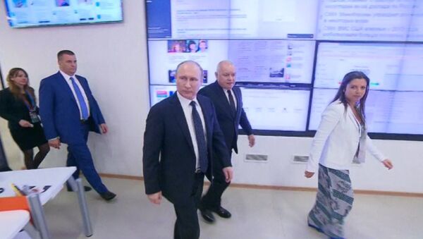 Путину в МИА Россия сегодня показали, как работает радиостанция Sputnik - Sputnik Кыргызстан