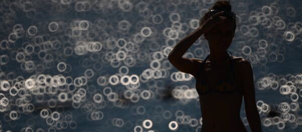 Көл жээгиндеги кыз, Архив - Sputnik Кыргызстан