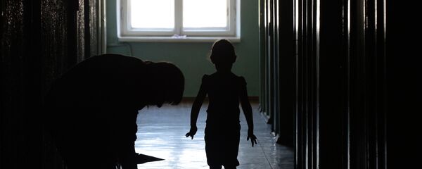 Женщина и ребенок в коридоре дома. Архивное фото - Sputnik Кыргызстан