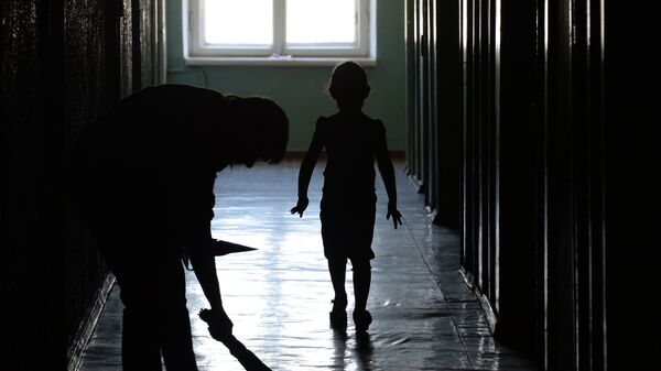 Мать с дочерью в коридоре общежития. Архивное фото - Sputnik Кыргызстан