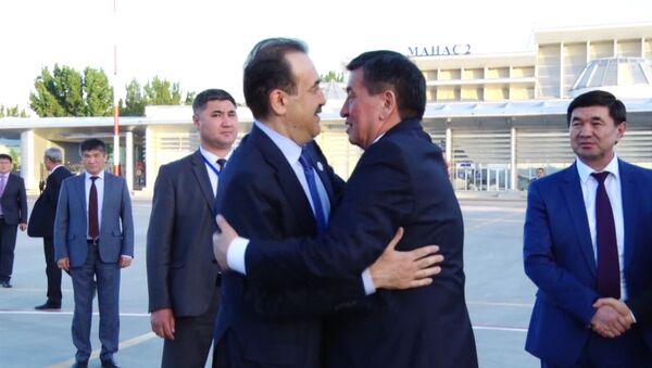 Жээнбеков и Масимов крепко обнялись перед прощанием - Sputnik Кыргызстан