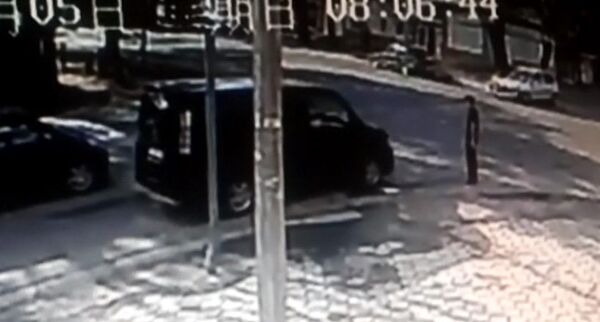 Пользователь прислал видео ДТП с вылетевшим мотором, попавшим в пешехода - Sputnik Кыргызстан