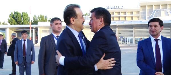 Жээнбеков менен Масимов кучакташып коштошту - Sputnik Кыргызстан