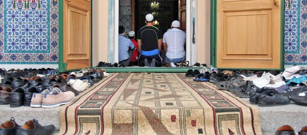 Мечитте намазга келген мусулмандар. Архив Мечитте намазга келген мусулмандар. Архив - Sputnik Кыргызстан