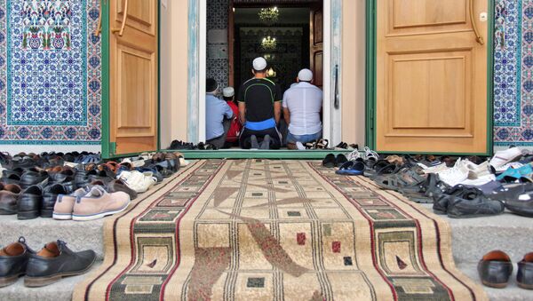 Мусульмане во время чтения молитвы в мечети. Архивное фото - Sputnik Кыргызстан
