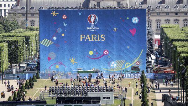 Подготовка фан-зоны Евро-2016 у Эйфелевой башни в Париже. Архивное фото - Sputnik Кыргызстан