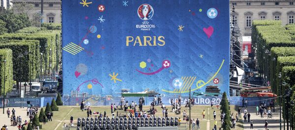 Подготовка фан-зоны Евро-2016 у Эйфелевой башни в Париже. Архивное фото - Sputnik Кыргызстан