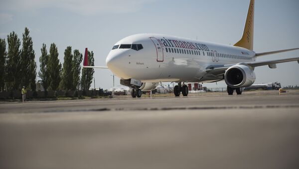 Самолет Боинг 737-800 с надписью Bubusara (Бубусара) на носовой части лайнера в международном аэропорту Манас - Sputnik Кыргызстан