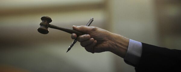 Человек с молотком во время аукциона. Архивное фото - Sputnik Кыргызстан