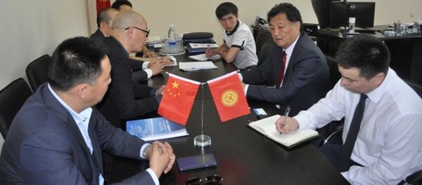 Министр здравоохранения Талантбек Батыралиев на встрече с представителями китайской инвестиционной компании Хуан Хе интернешнл - Sputnik Кыргызстан