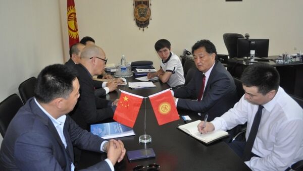 Министр здравоохранения Талантбек Батыралиев на встрече с представителями китайской инвестиционной компании Хуан Хе интернешнл - Sputnik Кыргызстан