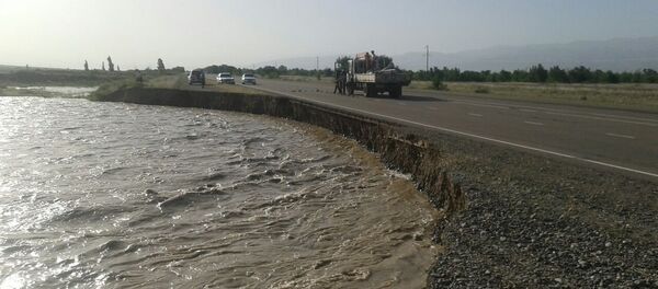 Берег реки Чу, смывший часть дороги в Кемине - Sputnik Кыргызстан