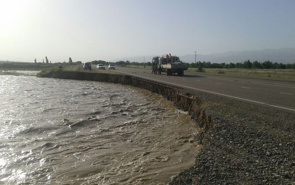 Из-за повышения уровня воды Чу размывает часть стратегической дороги Бишкек — Нарын — Торугарт - Sputnik Кыргызстан